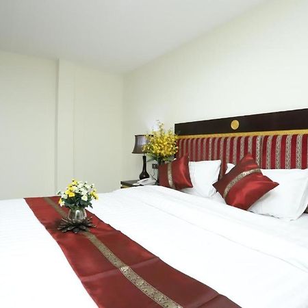 Lucky Palace Hotel Bangkok Exterior photo
