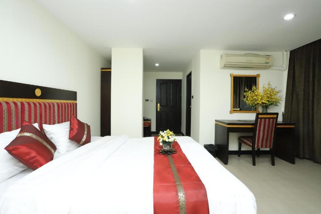 Lucky Palace Hotel Bangkok Exterior photo